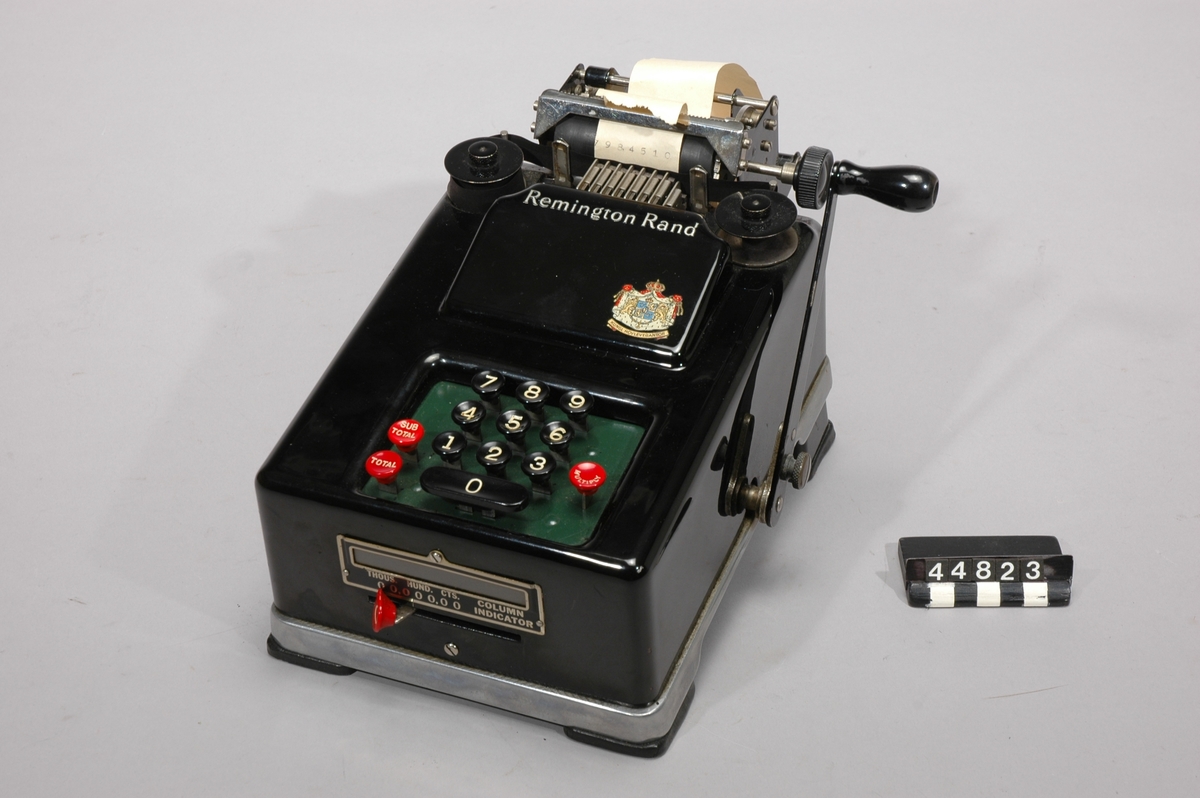 Remington Rand räknemaskin  mekanisk, Tillverkad av plåt skyddshuv och en extra rulle
Tillbehör: Skyddshuv och en extra pappersrulle