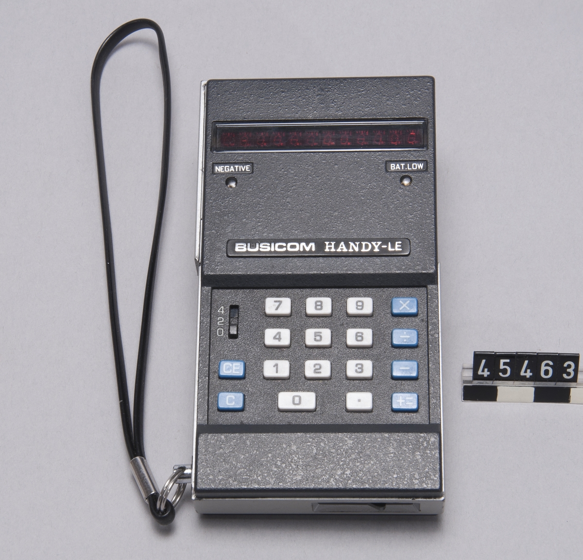 Busicom Handy-LE-120A 1971. Miniräknare av metall och plast med röda LED siffror 12 st. Med 4 st batterier  AM 3...4,  6 volt.  En LED-siffra delvis ur funktion.
