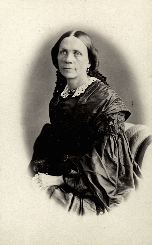 En kvinna.
Wilhelmina Lagerholms syster, Ingeborg Elisabeth Hildegard Bastholm (1830-1897), gift med kyrkoherde Johan Bastholm (1816-1892).