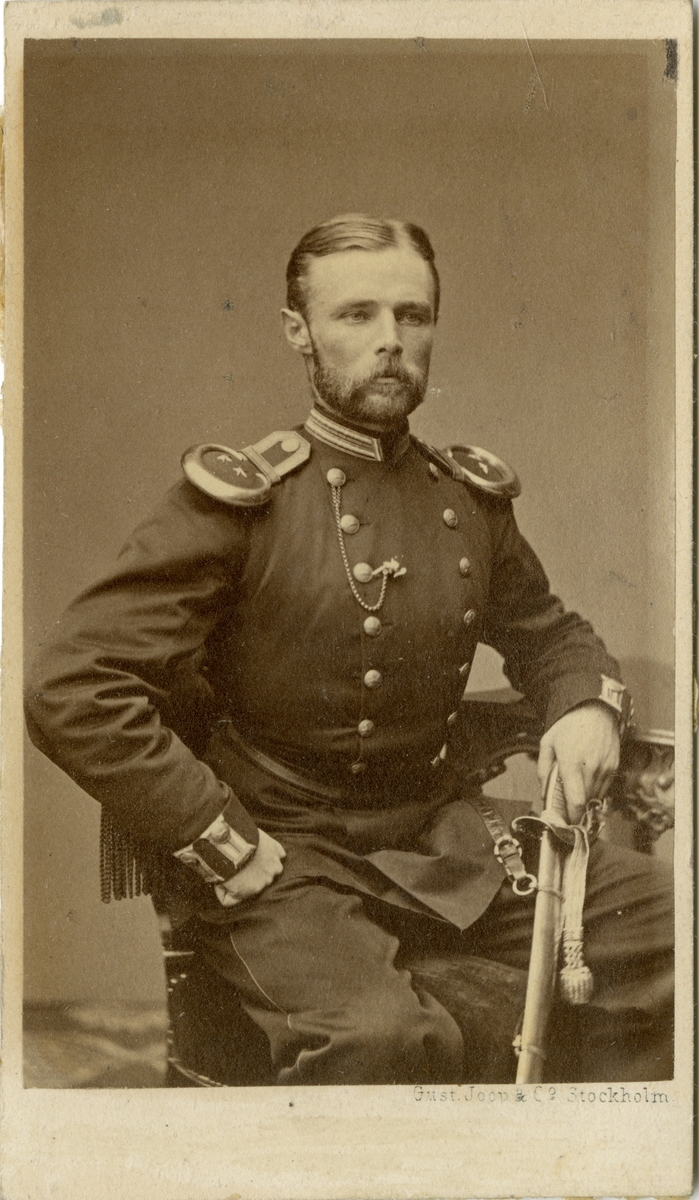 Porträtt av Carl Theodor Alexander Björck, officer vid Hälsinge regemente I 14 och Västernorrlands beväringsbataljon.
Se även bild AMA.0006922 och AMA.0006976.