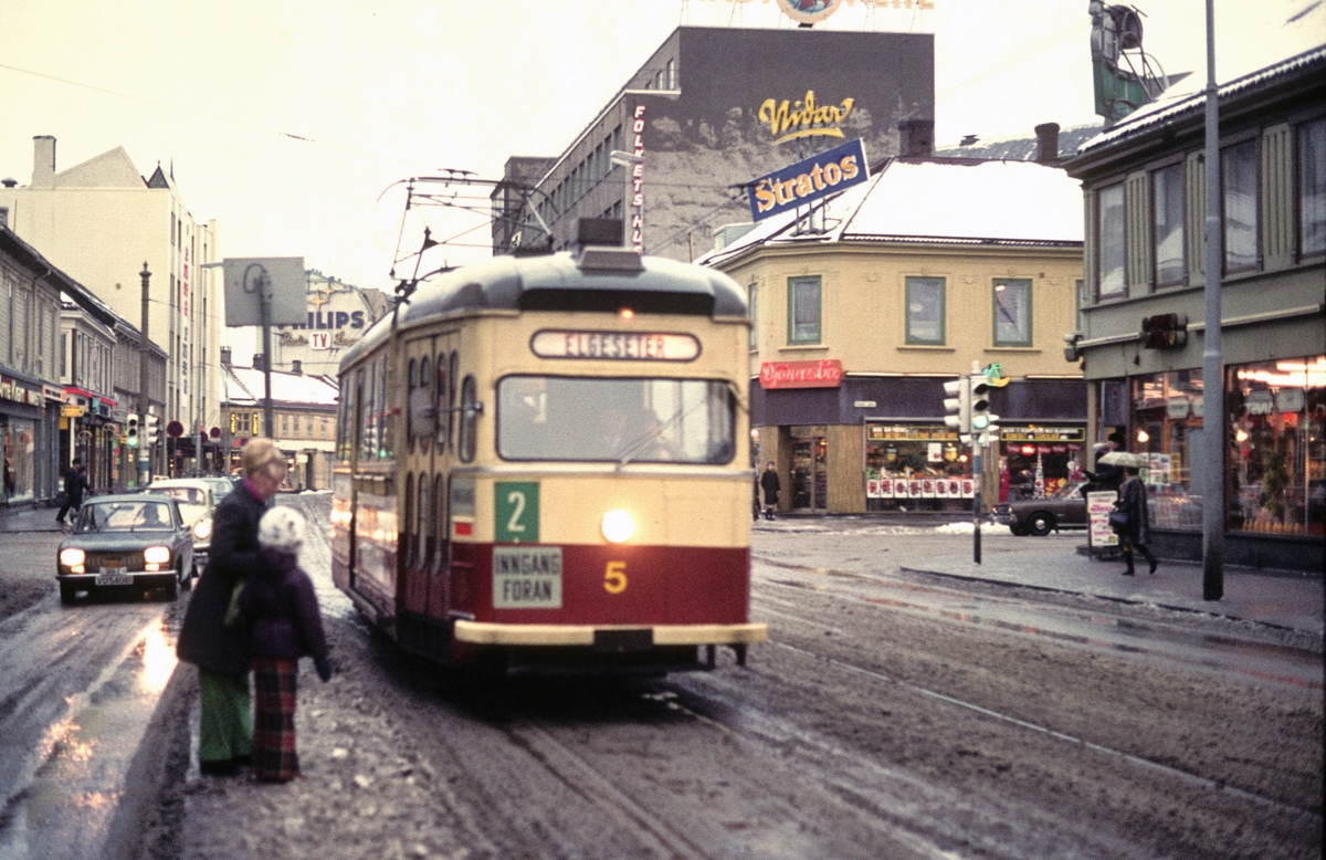 Sporvogn i Olav Tryggvasonsgate. Trondheim Sporvei vogn 5 i linje 2 til Elgeseter.