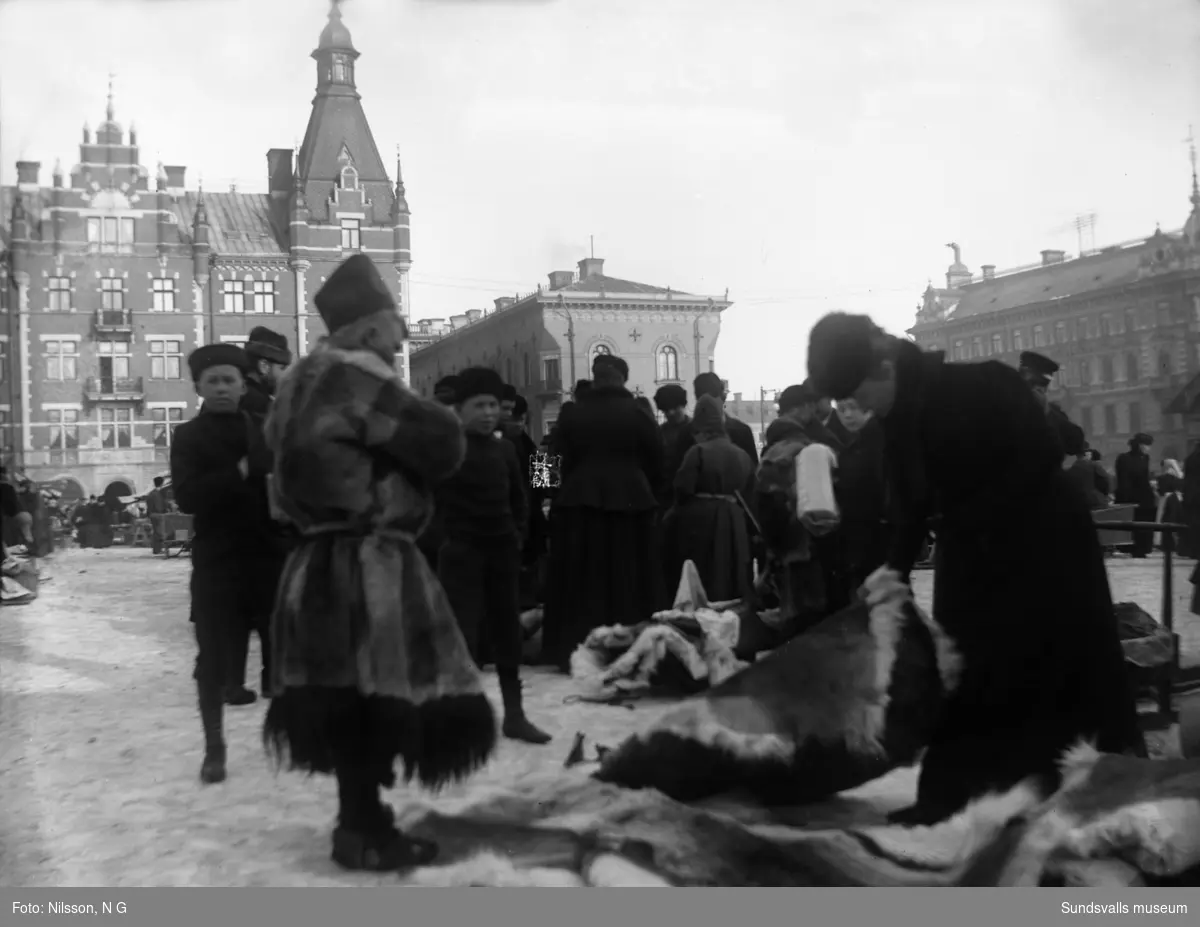 Samer som säljer sina produkter på Stora Torget var en vanlig syn ända in på 1930-talet. Samerna hade rätt till vinterbete  för sina renar vid norrlandskusten och förde sina hjordar från fjällen bl a till Bergeforsen, Njurunda och Tuna.
