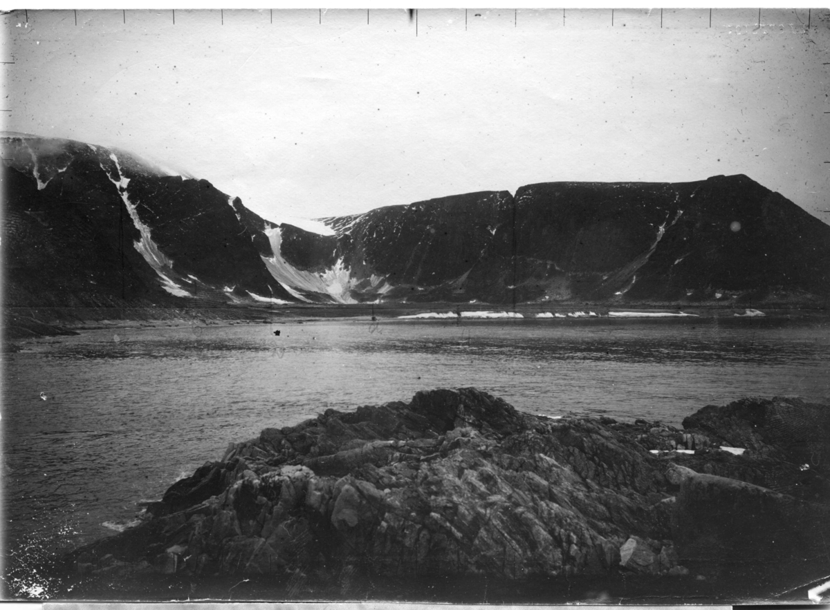 Från Holmen norr om Amsterdamön, 12/8 -96. Strindbergs kopiering med blyertsmarkering för karteringsarbete.  Påsiktsbild från nitratnegativ.