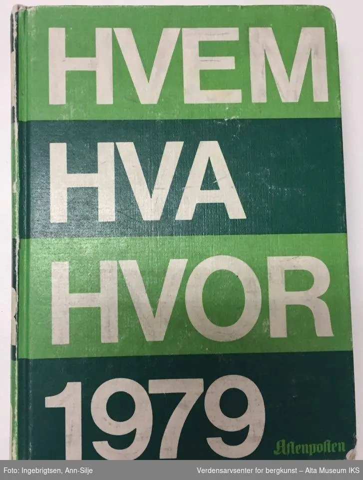 Liten bok med grønne striper. Tittelen på boka har store blokkbokstaver: "Hvem - Hva - Hvor 1979".