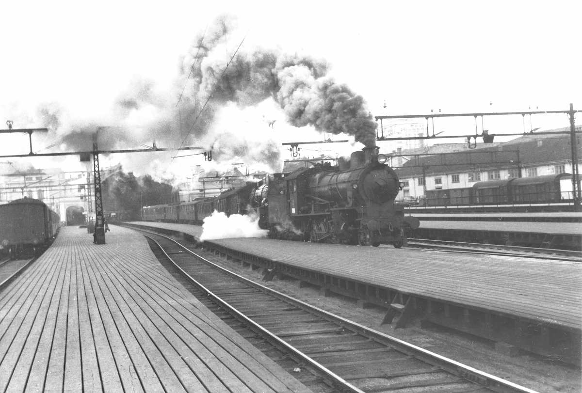 Damplokomotiv 31b og 28b med nattog på Oslo Ø.