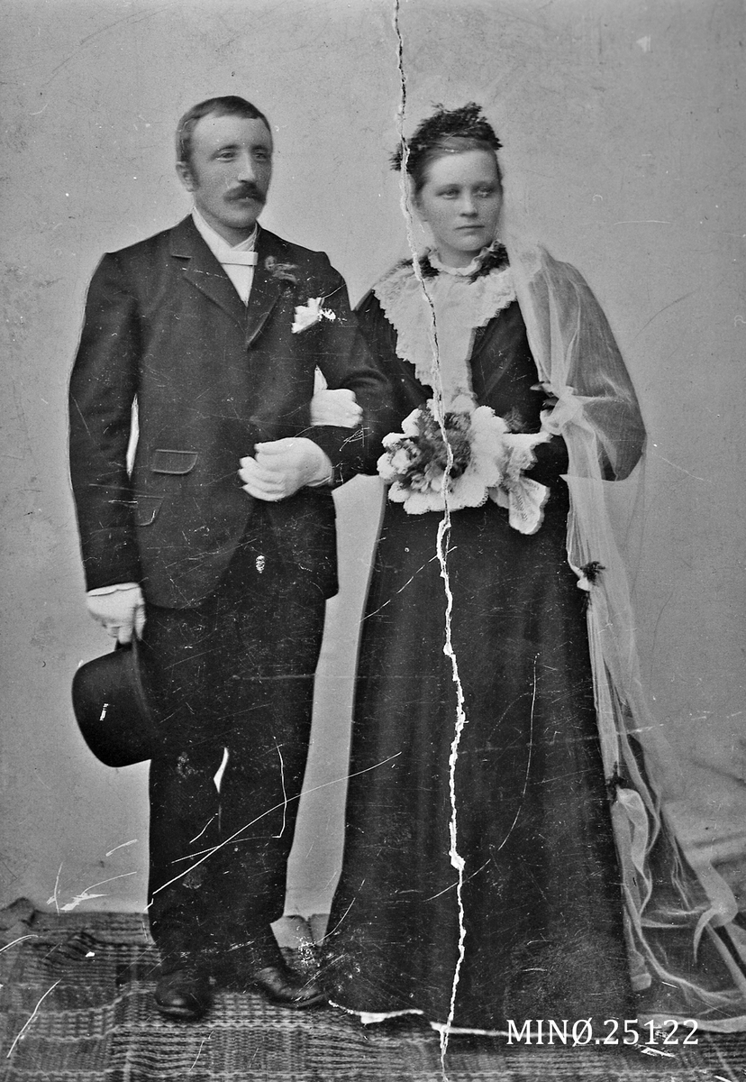 Brudebilde av  Bersvend Holmen (født 11.10.1865) og Johanna Johansendatter Ranheim, Strinda (20.8.1872)