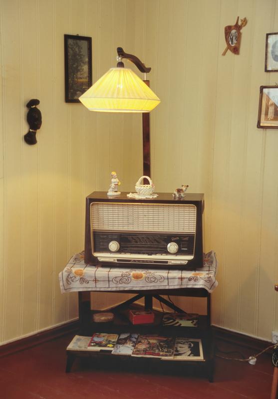 Radio fra 1950-tallet. En gammel stålampe i bakgrunnen