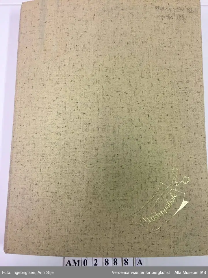Form: Folioformat. Utklippsbøker som inneholder avisutklipp med delvis innlimte og delvis løse klipp. Utklippene omhandler verden, Norge generelt og Alta og omegn. A), B) gråmelert perm, C) grønnmønstret perm/grønn rygg.