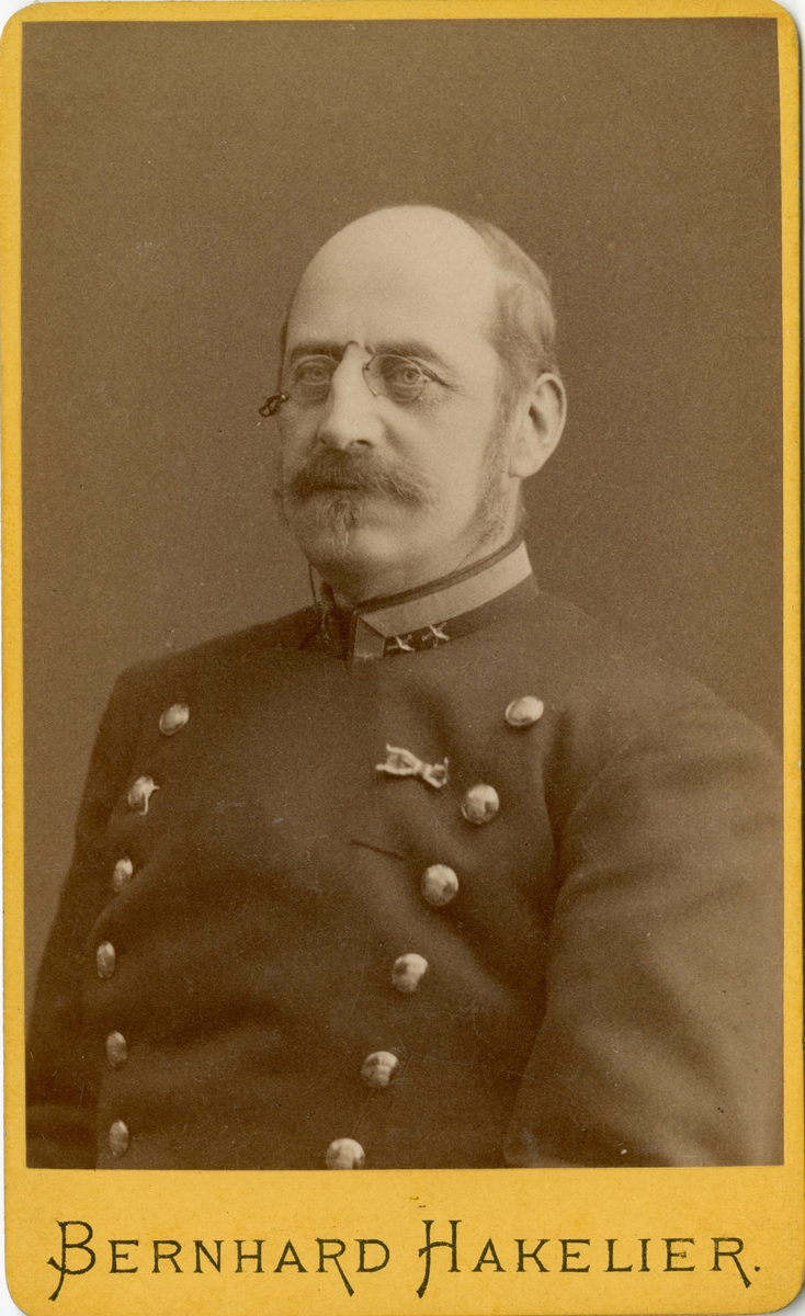 Porträtt av Edgar Julius Eneström, major vid Jönköpings regemente I 12.
Se även AMA.0013867.