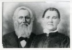 Portrett av en eldre mann og kvinne. Mannen er iført skjorte