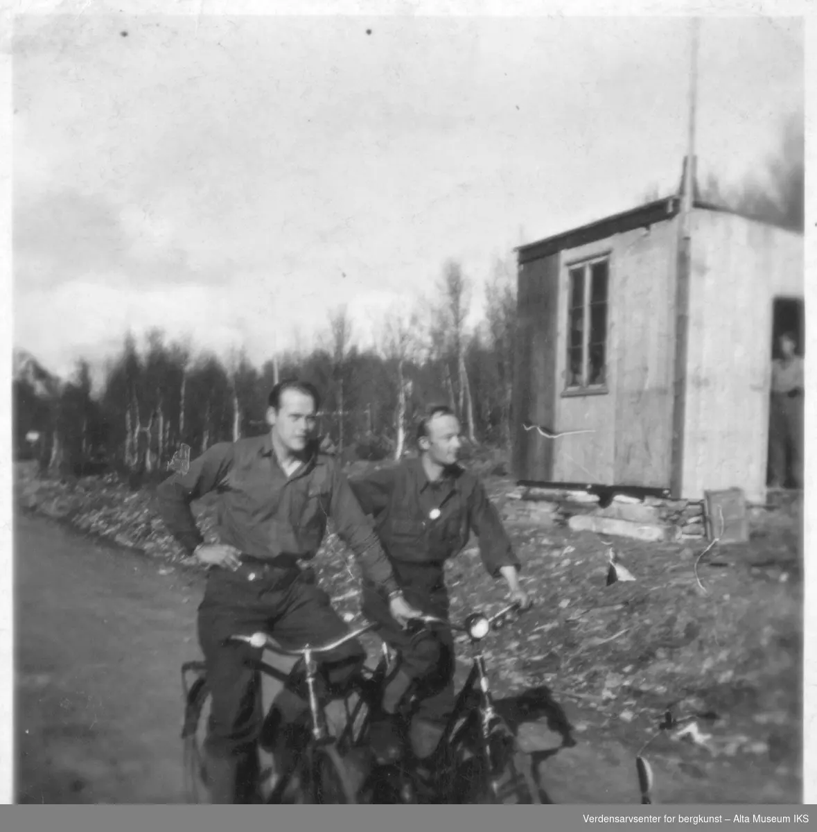 2 soldater på hver sin sykkel.