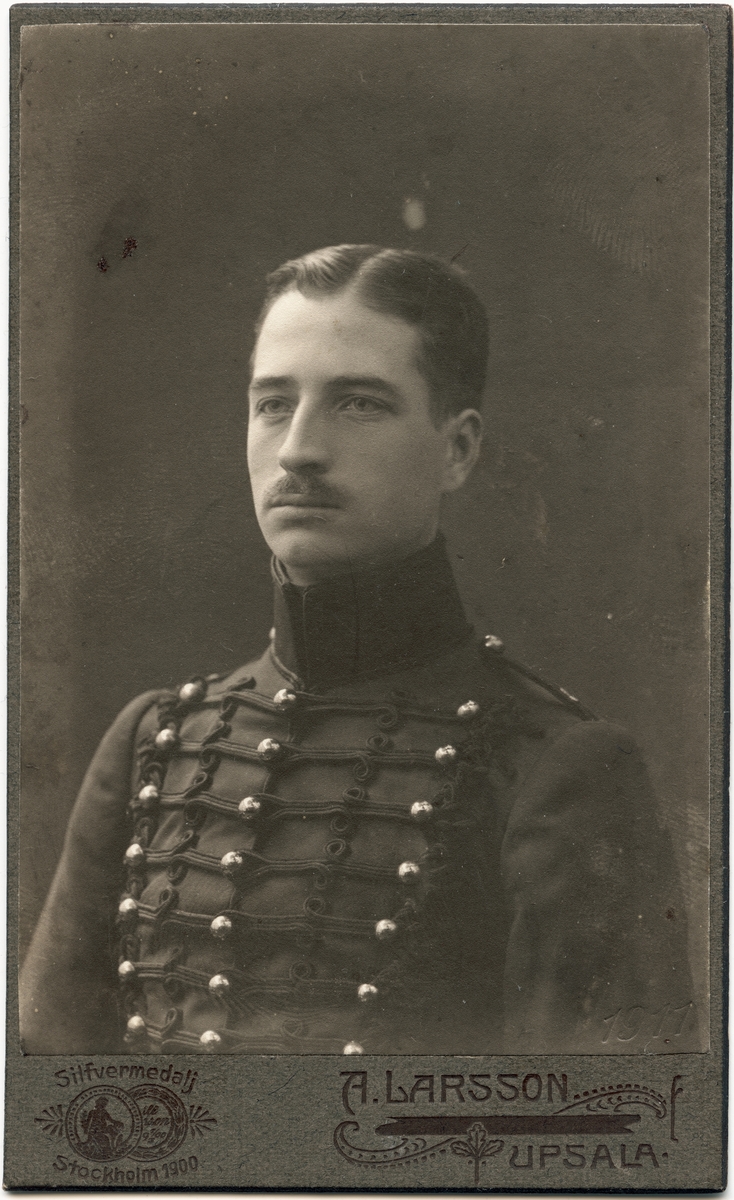Kabinettsfotografi - man i uniform, Uppsala 1911
