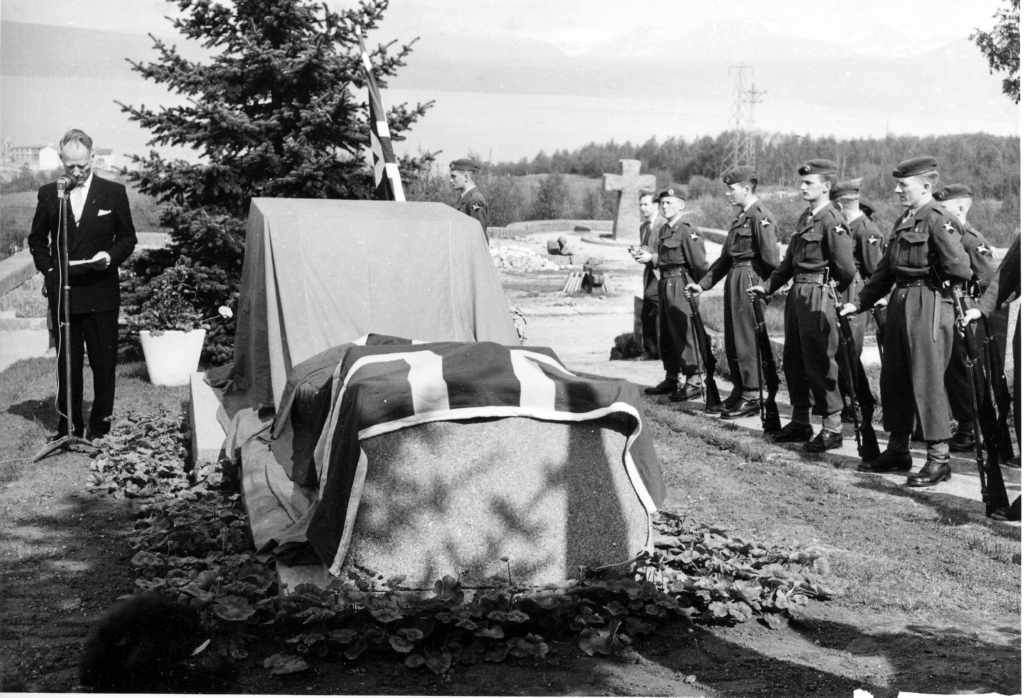Justisminister Jens Haugland holder avdukingstalen.Monument over norske falne fra 2. verdenskrig fra  Hæren, P/S Norge og P/S Eidsvold, utført av billedhugger Gunnar Janson.