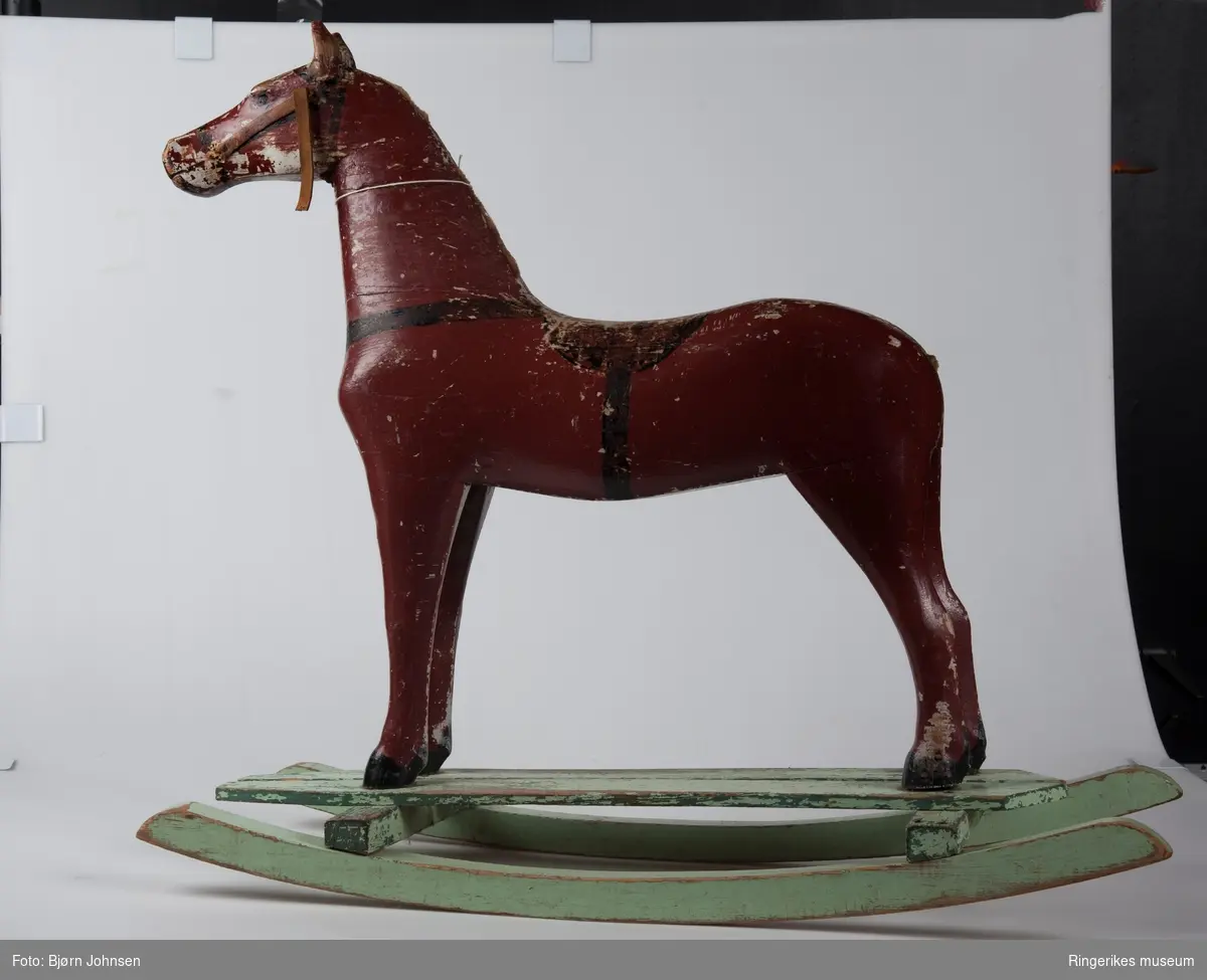 hestefigur med malte trekk og seletøy