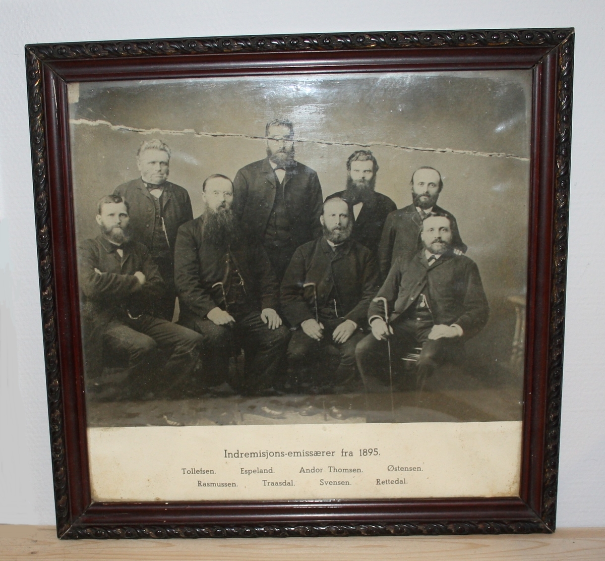 Sort hvitt foto av gruppe på 8 personar, (Indremisjonsemisærer frå 1895, sjå beskrivning, påførd tekst.)