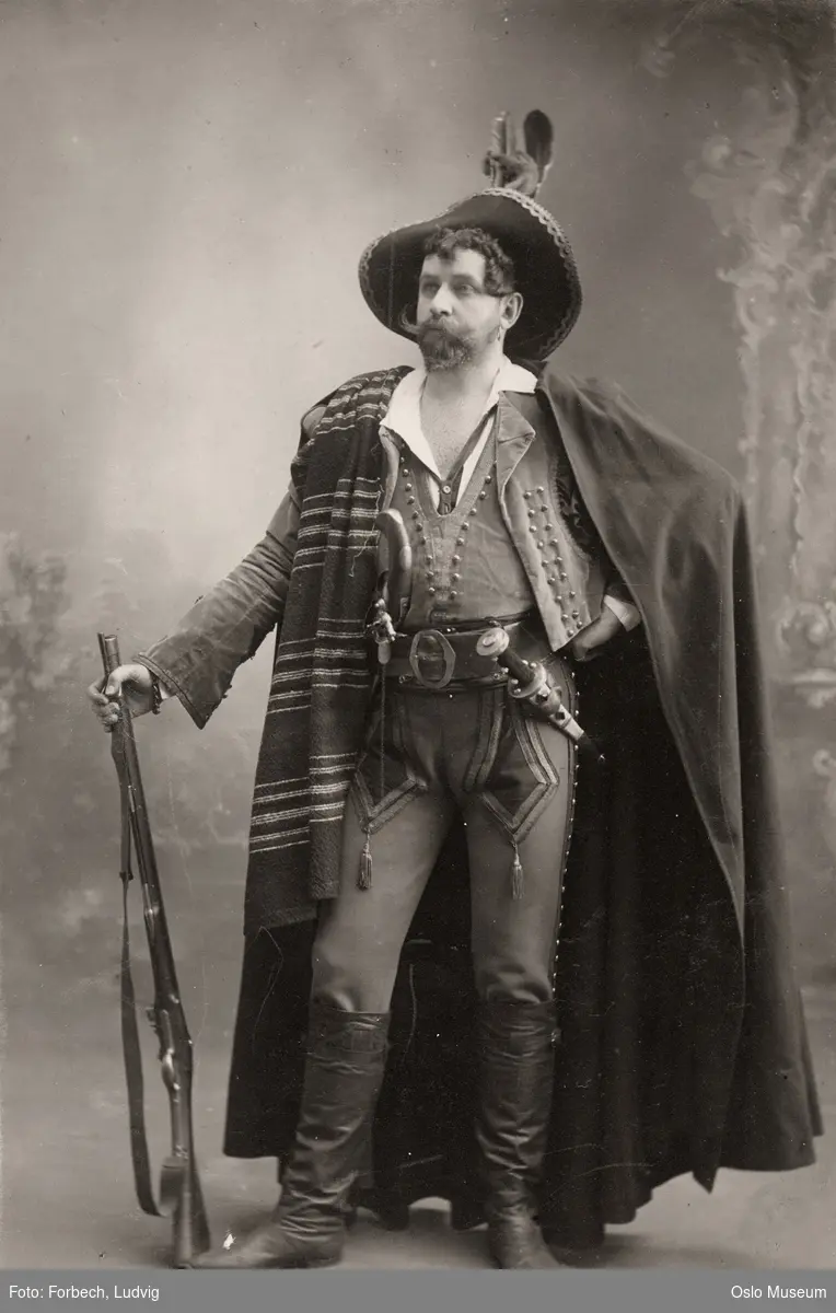 portrett, mann, skuespiller, rollebilde, Montedafiore i "Røverne", stående helfigur, kostyme