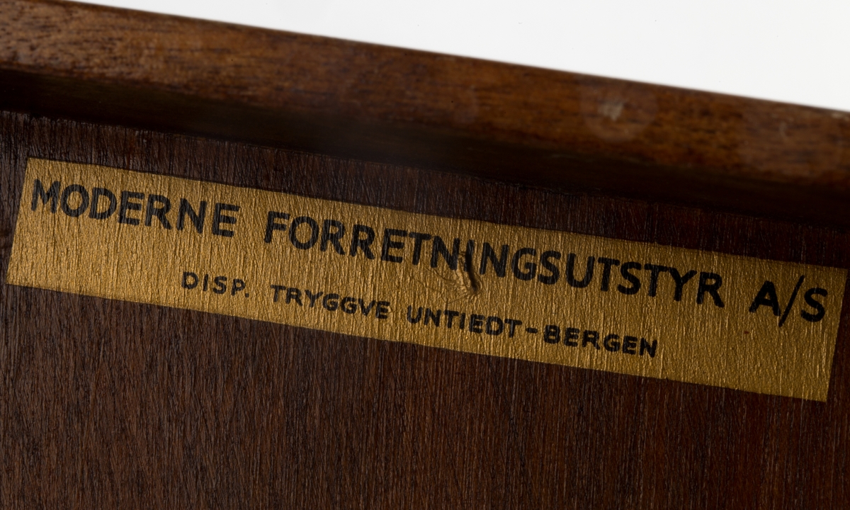 Laboratoriejournal i kasett. Kasett i løvtre, brunbeiset og polert, rektangulært eskeformat. Lokk hengslet i bakre kortside, forskyvbar støtte for kartotetkort.
Innhold: Kartotekkort med oppskrift for tilvirkning av ulike legemidler.