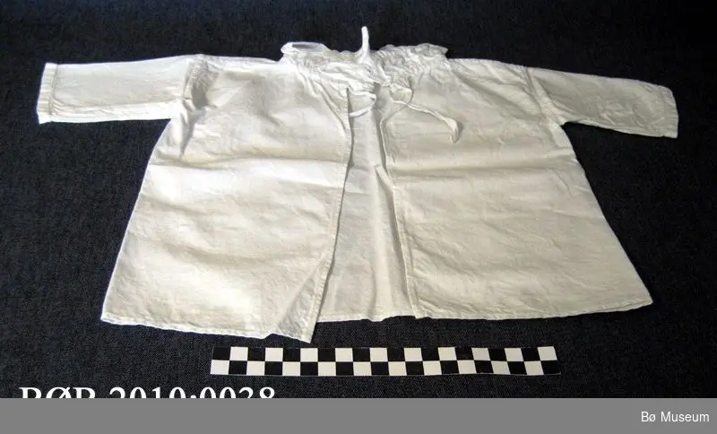 Barneskjorte med liten krage og knyteband