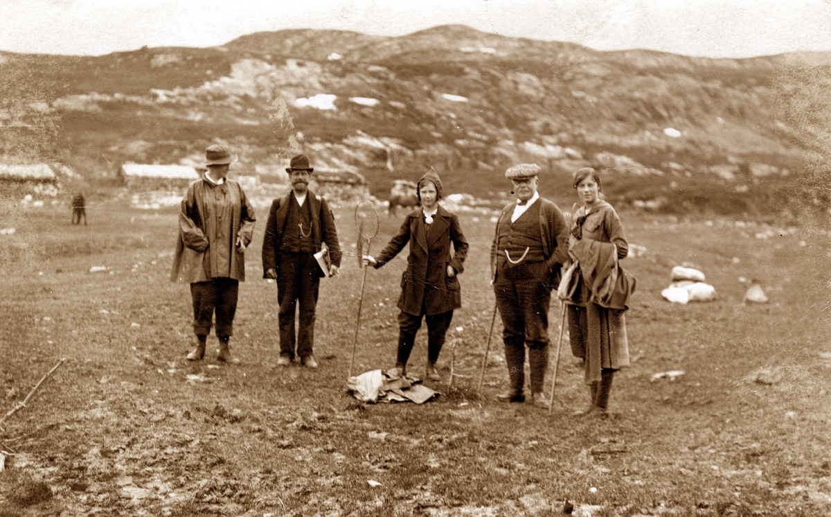 Fem personar framfor Hollane.  F. v ukjent, Sigurd Kultan, Inger Rollstad, Oslo, rådmann Rollstad, Oslo og Hjørdis Rollstad, Oslo.  ca. 1918-1920