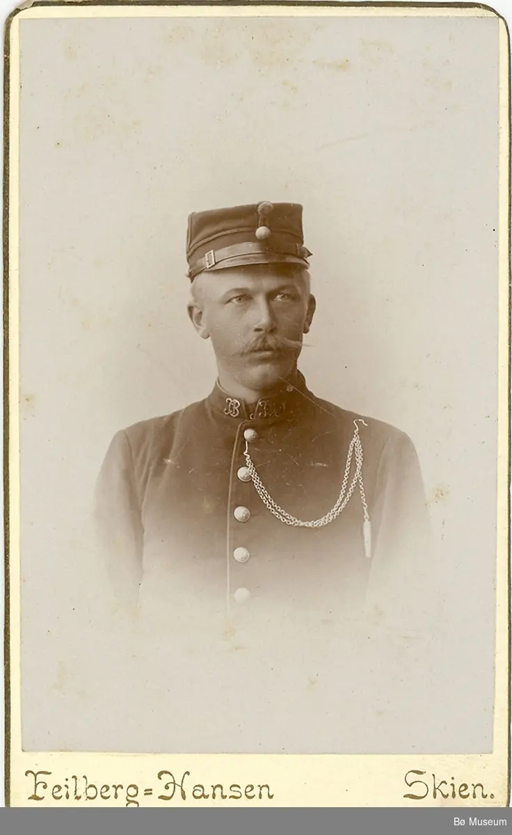 Portrettfoto av Olav Lien i uniform