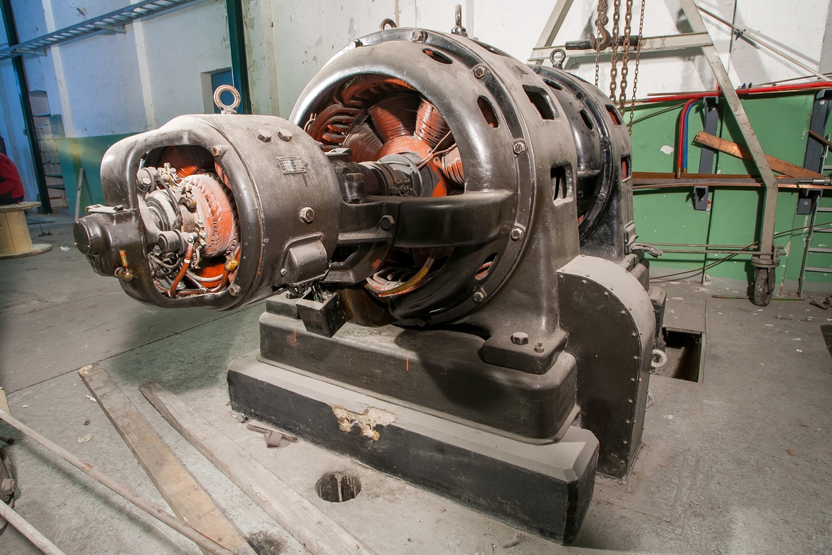Omformaren har støypejarndeksel med innmat, opprinneleg montert på støypt sokkel og metallsokkel. 3 hoveddeler forbundne med senteraksling: trefasemotor, trefasegenerator og likestrømsgenerator. Støypt sokkel / betongfundament hadde mål: br 150 cm, lengde 205 cm, høgde 27,5 cm (25 cm opp til knekk, 45 gr bryting mot topp). 
Omformaren er demontert og flytta i mars 2017. Motoren veg 2000 kg, generatoren 2200 kg og metallfundamentet 800 kg. 
For kvar av dei tre delene, sjå registrering som delnummer, del -1, -2 og -3.