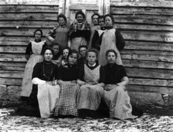 Fotosamling etter Hans Tveito. "Gruppe kvinner fotografert f