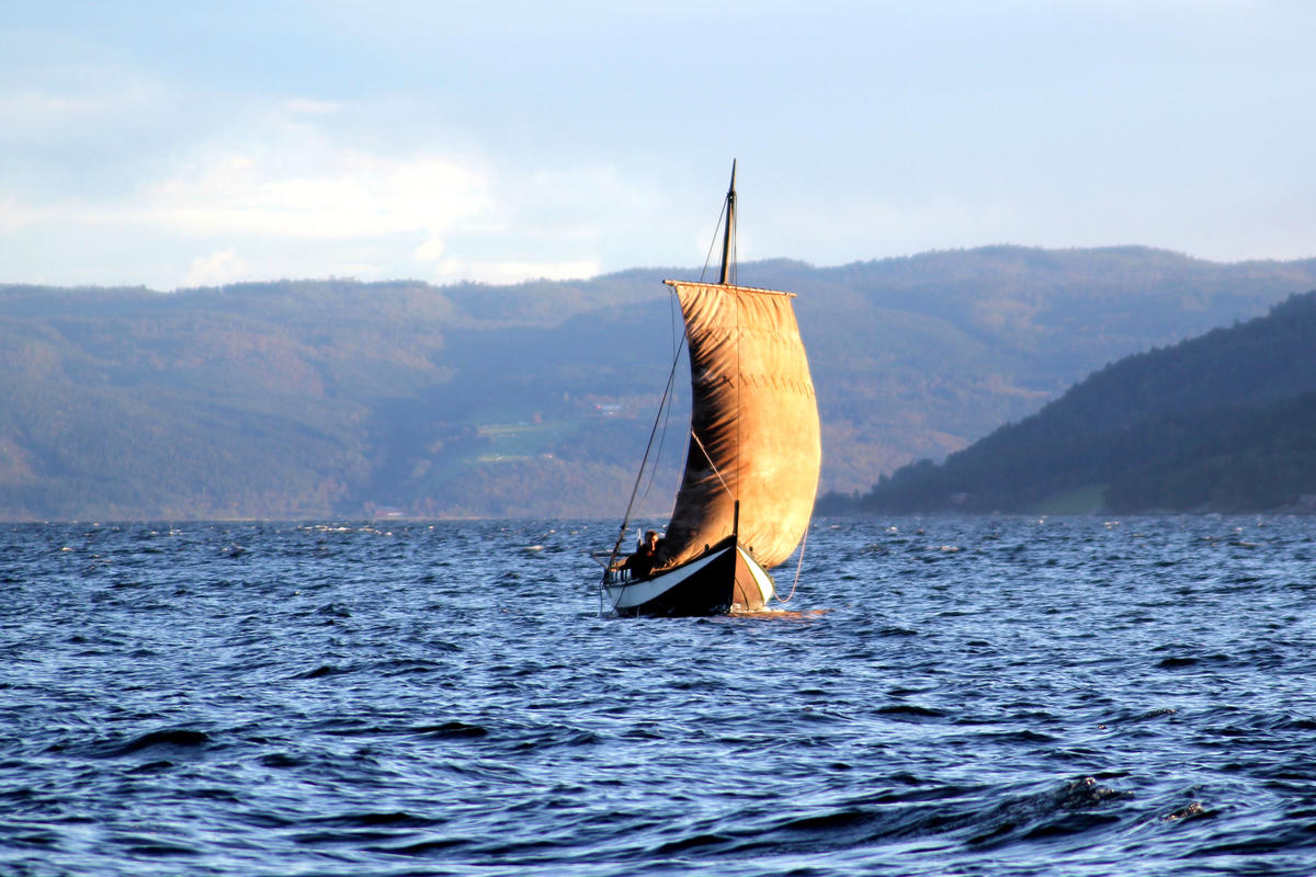 Åfjordsbåt. Firing, 27-32 ft. Rigged with a square sail. (Foto/Photo)