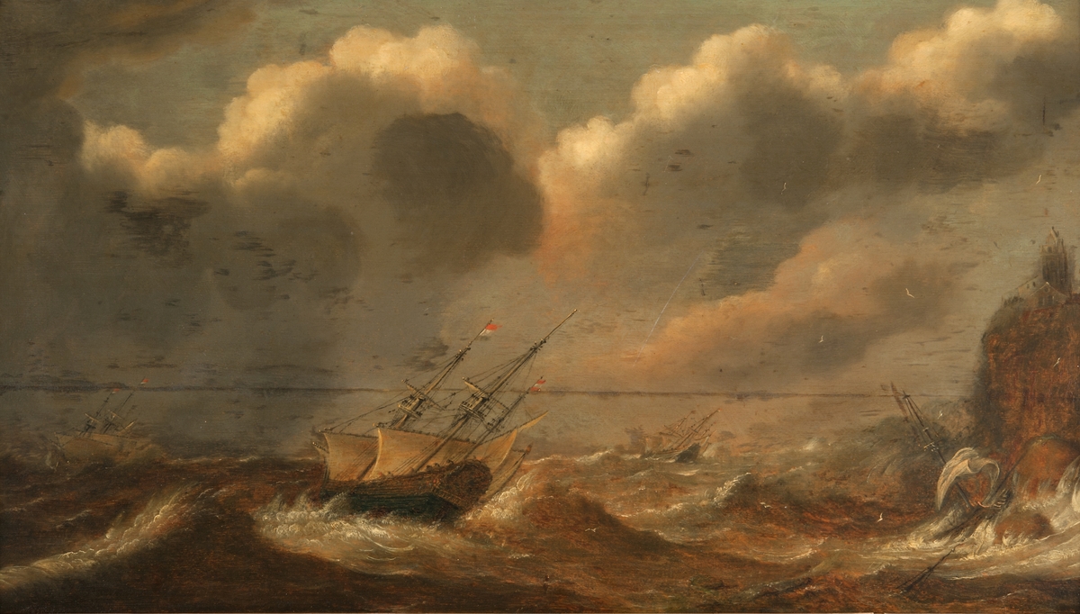 Storm med skummande sjö brytande mot klippig kust, blå himmel mellan mörka streckmoln. Tre fartyg av pinasstyp med holländsk flagg, pressande med segel; ett fjärde fartyg krossat mot klipporna till höger.