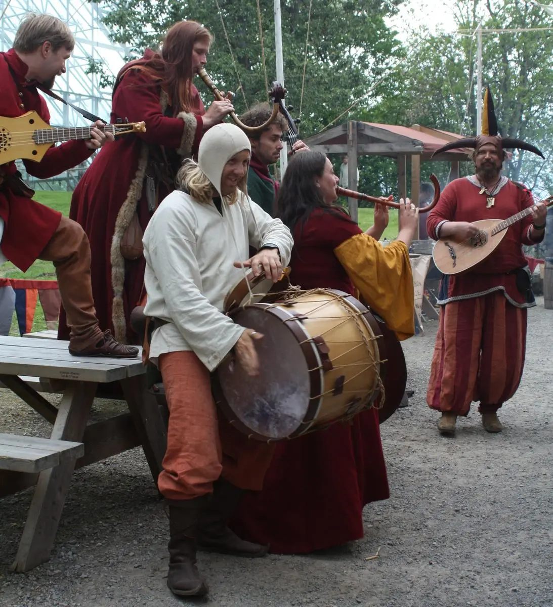 Medieval band Canardus horribilis with instruments