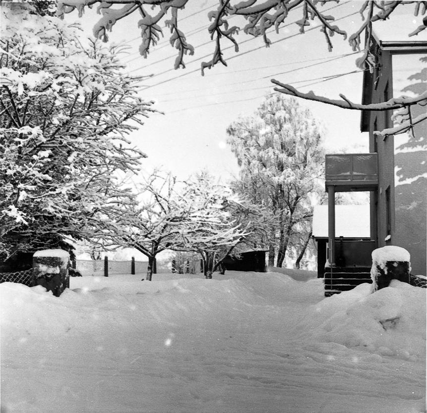 Kättilstorp 8 Januari 1968 före VA-arbeten. Johanssons portstolpar.