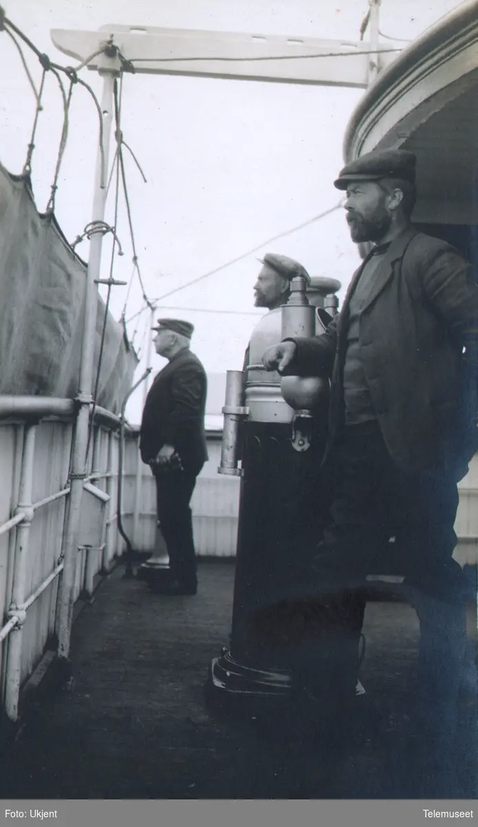 Heftyes reise til Svalbard og Ingø. Nordishavet, skip, kaptein Berentzen, førstestyrmann Walther og islosen på Folsjø 1911.