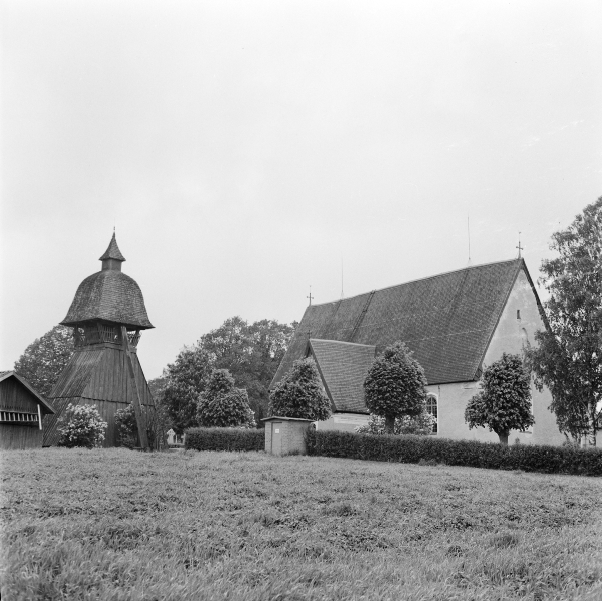 Vy mot Sparrsätra kyrka med klockstapel, Uppland 1968