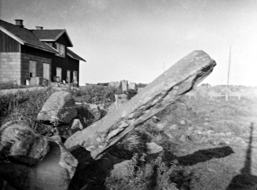Runstenen vid Sörby gästgivaregård (förr vid Alarp). År 1935 Återflyttad till Alarp.
