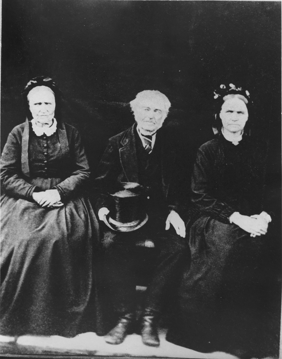 Familieportrett: Karoline Simensdatter Ringstad, hennes far Simen Andersen Ringstad og hennes søster Anne Marie Ringstad.