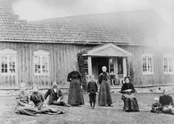 Gruppebilde fra Nordre Skullerud, ca. 1900, fra venstre: Eli