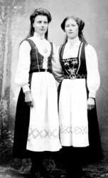 Embjørg Finne med søster i bunader