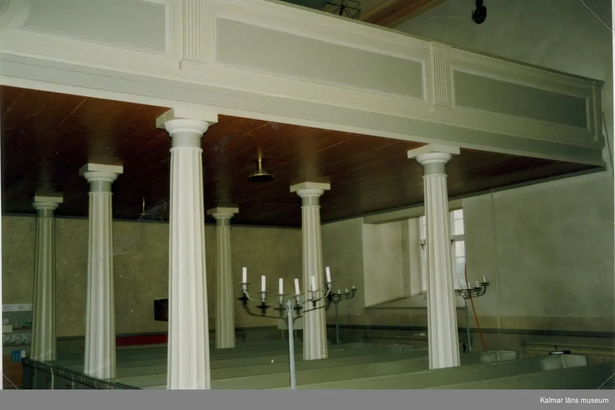 Interiör från Målilla kyrka, med kolonnerna till orgelläktaren.