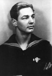 Portrett. En person i uniform, poserer for fotografen.