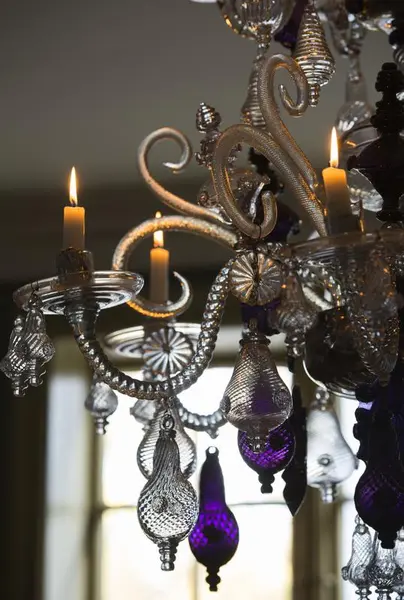 Detalj av lysekrone fra Nøstetangen med tente stearinlys.