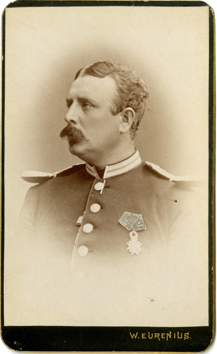 Porträtt av Hugo William Hamilton, underlöjtnant vid Svea livgardet I 1.

Se även bild AMA.0002139 och AMA.0007485.