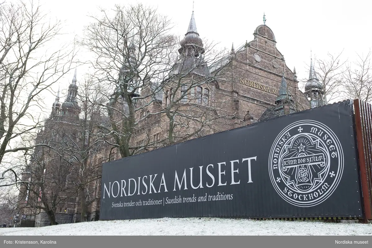 Nordiska museet med skylt i förgrunden