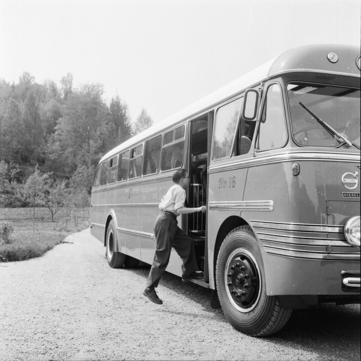 Vardens arkiv. "Ødegårdens nye kontinentalbuss"  30.05.1954

Bussen har skiltnummer H-2426. Teksten "Volvo-diesel" står skrevet over lykta