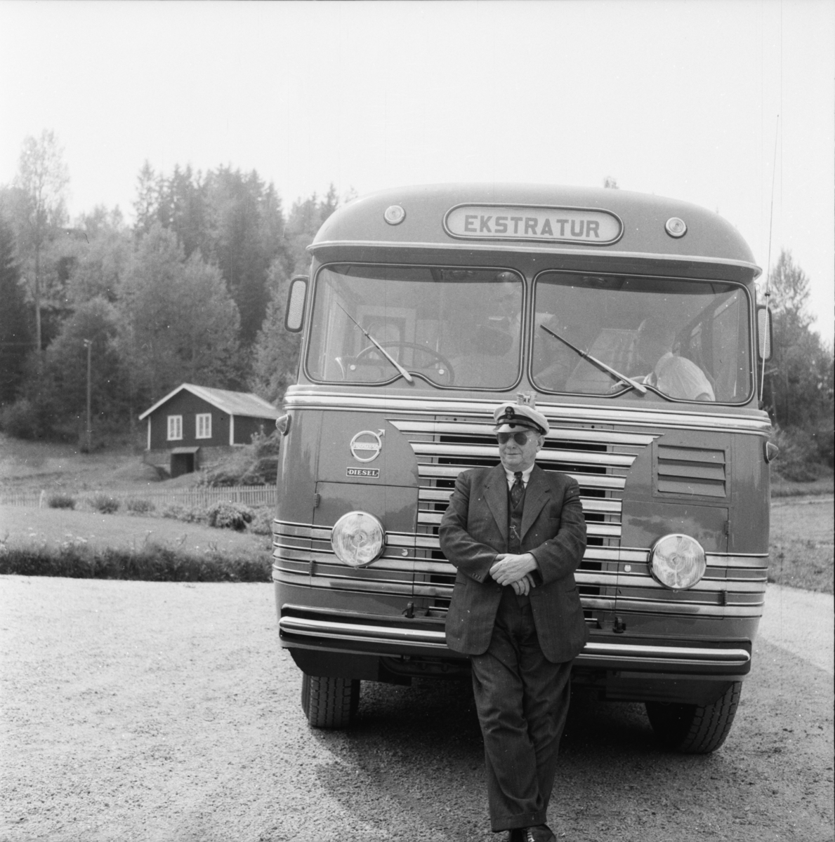 Vardens arkiv. "Ødegårdens nye kontinentalbuss"  30.05.1954