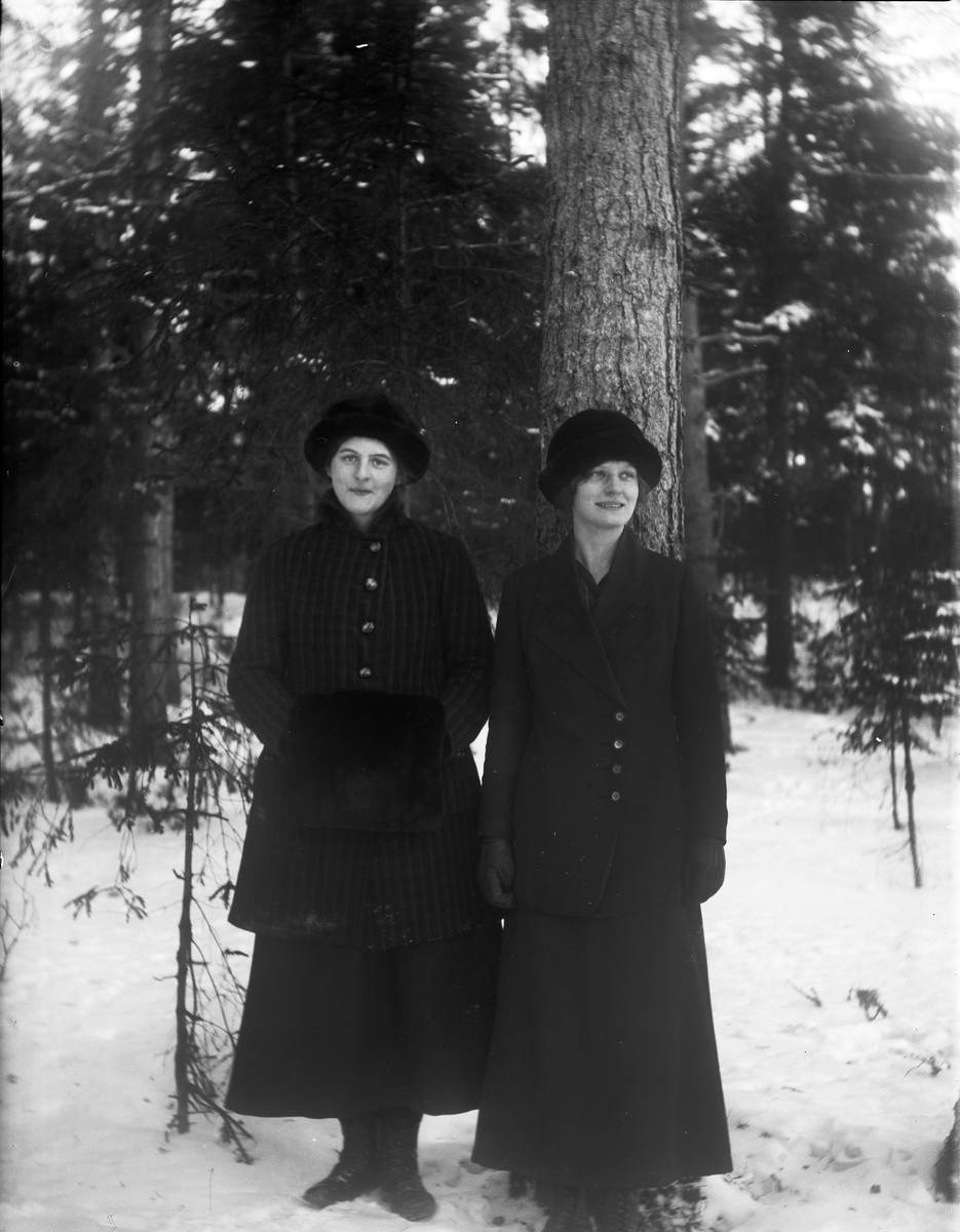 Två kvinnor i skogen, 1910-tal