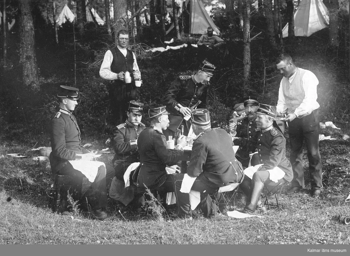 Officerare i den indelta armén passas upp av sina kalfaktorer. Sittande: Jägerchöld, Hagéns, Reedalins, Malmström, Liljenstolpe.