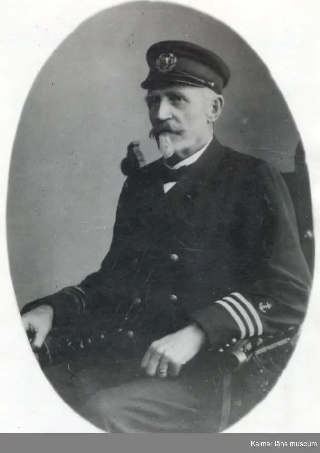 Sjökapten, hamnkapten i Kalmar, född 1859 död 1920 son till kapten J.A.Pettersson och hans hustru Maria Amalia, f Parrow.