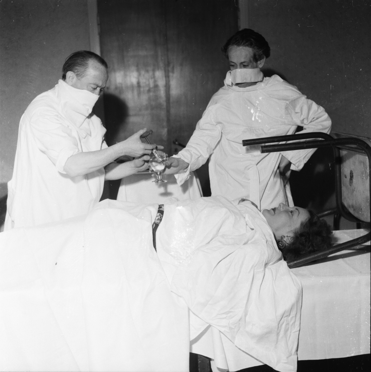 Vardens arkiv. "Operasjon" v/Arvid Nilsen og Dan Foss m/Herberth revyen"  21.05.1954