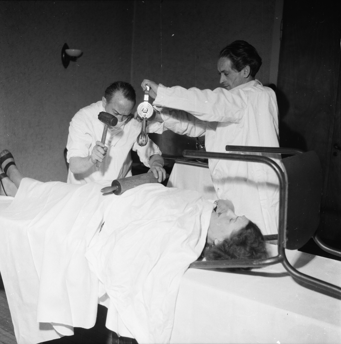 Vardens arkiv. "Operasjon" v/Arvid Nilsen og Dan Foss m/Herberth revyen"  21.05.1954