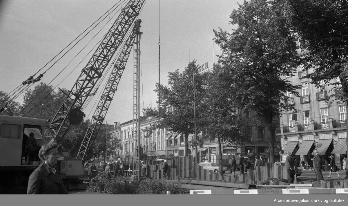 Anleggsarbeid på Eidsvolds plass. 1971..Karl Johans gate - Grand Hotel.