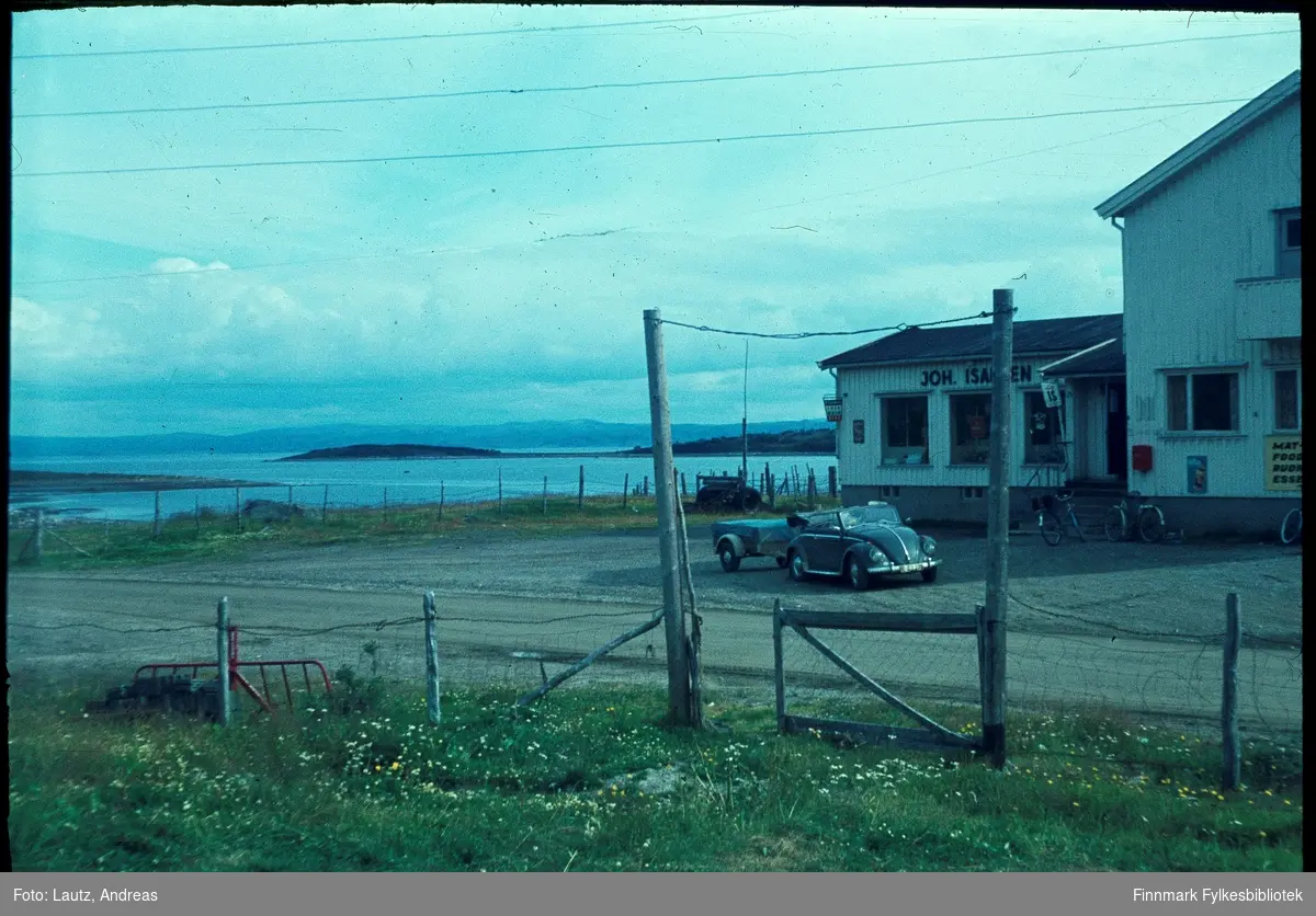 Ytre Billefjord i Porsanger i 1966. VW Cabriolet og tilhenger.